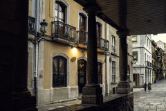 Bajo-los-soportales-de-la-Ferreria.-Aviles