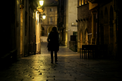 Mujer-paseando-por-La-Ferreria-de-noche