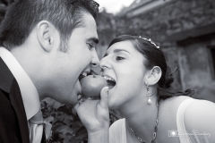 Novios mordiendo una manzana