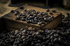 Granos-de-cafe-sobre-madera