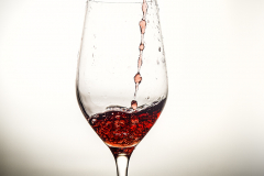 Vino-tinto-sobre-fondo-blanco