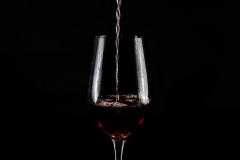 Virtiendo-vino-tinto