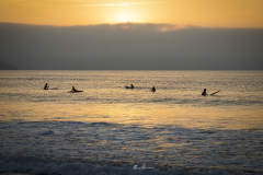 Salinas-con-surferos-al-atardecer