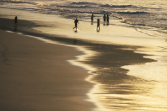 Seres-disfrutantes-de-lamplaya-al-atardecer
