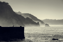 Cudillero.-Pescadores-en-tierra