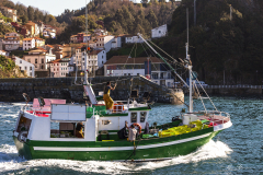 barco-pesquero-entrando-en-puerto-de-Cudillero
