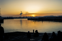 Contemplado-el-atardecer-en-el-puerto-de-Gijon