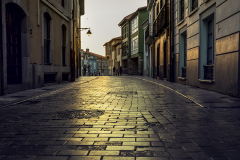 Luanco-calle-al-atardecer