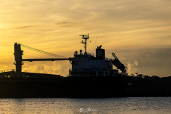 Barco-en-puerto-industrial-de-Aviles