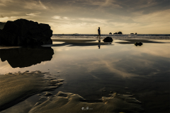 Paseante-al-atardecer-de-la-playa-del-Aguilar