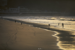 Seres-disfrutantes-de-la-palya-al-atardecer-01