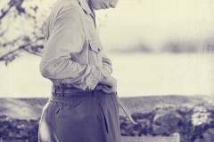 Miliciana-vistiéndose