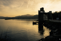 Puerto-de-San-Esteban-de-Pravia.-Cargadores-de-carbon-al-atardecer