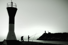 Dos-pescadores-bajo-el-faro