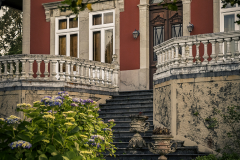Escalera-y-entrada-de-una-casa-indiana-en-Somao