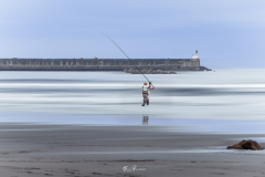 Pesacador-en-la-playa-de-los-Quebranros-3