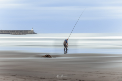 Pesacador-en-la-playa-de-los-Quebranros-4