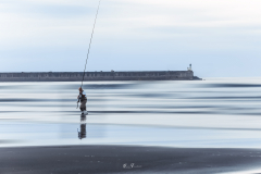 Pesacador-en-la-playa-de-los-Quebrantos-2