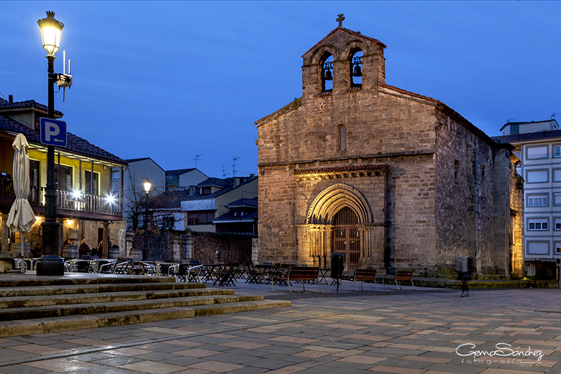 Iglesia vieja de Sabugo de noche
